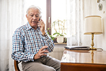 Senior am Telefon
